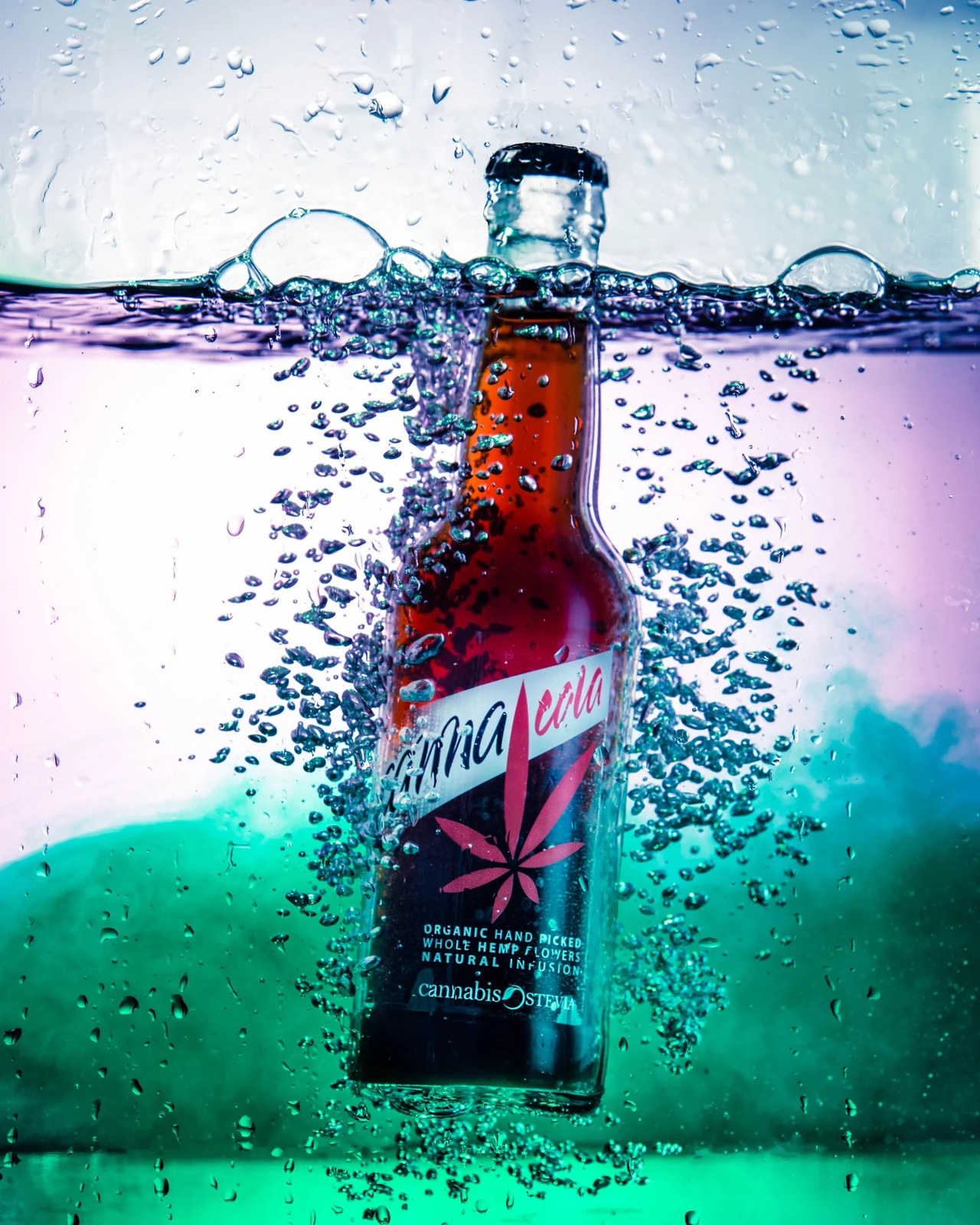 CannabiFree, bottiglia di bevanda immersa sott'acqua