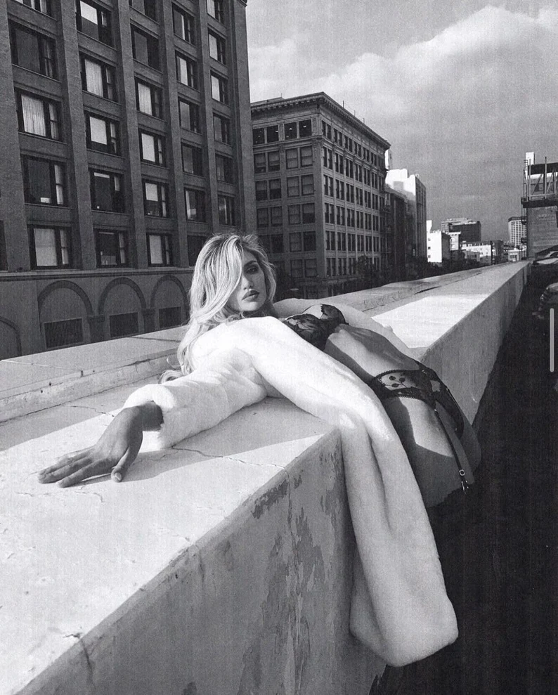 Editorial fashion in bianco e nero, ritratto su rooftop urbano